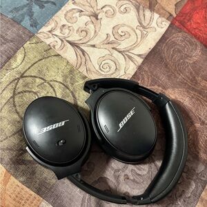 Bose Black QuietComfort Over-Ear Headphones ——